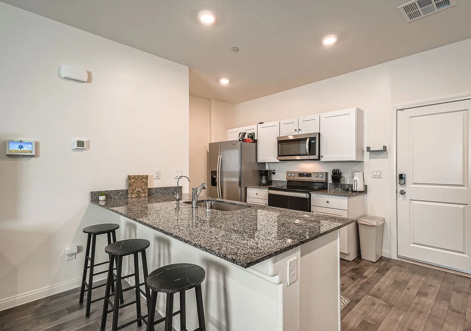 Awesome Fully Furnished 3 Bedroom 30+ Day Rental In New Henderson! This Smart Home — Photo 4