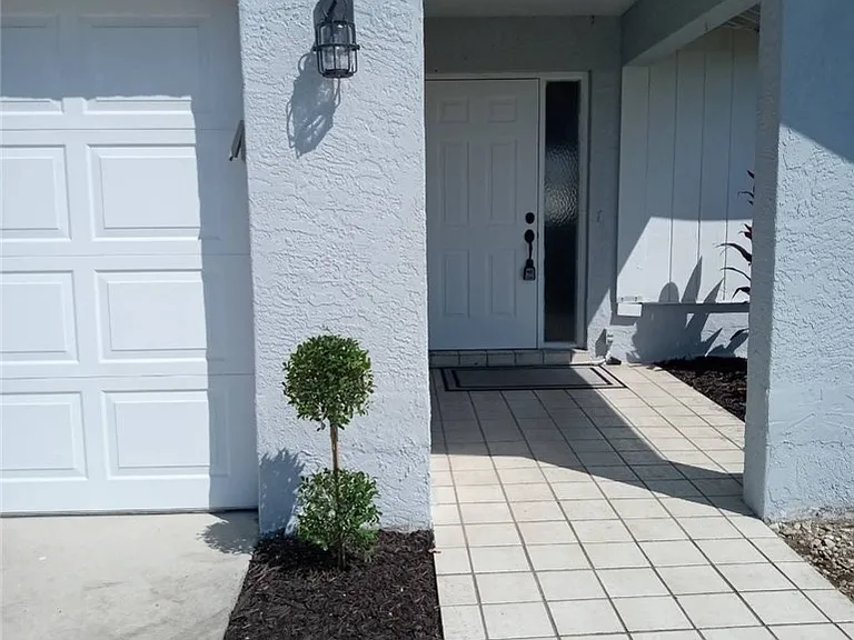 159 SE Santa Barbara Pl — Photo 3