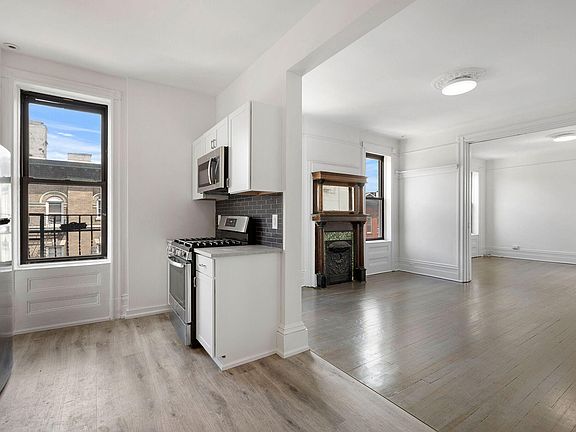 KITCHEN / LIVING ROOM