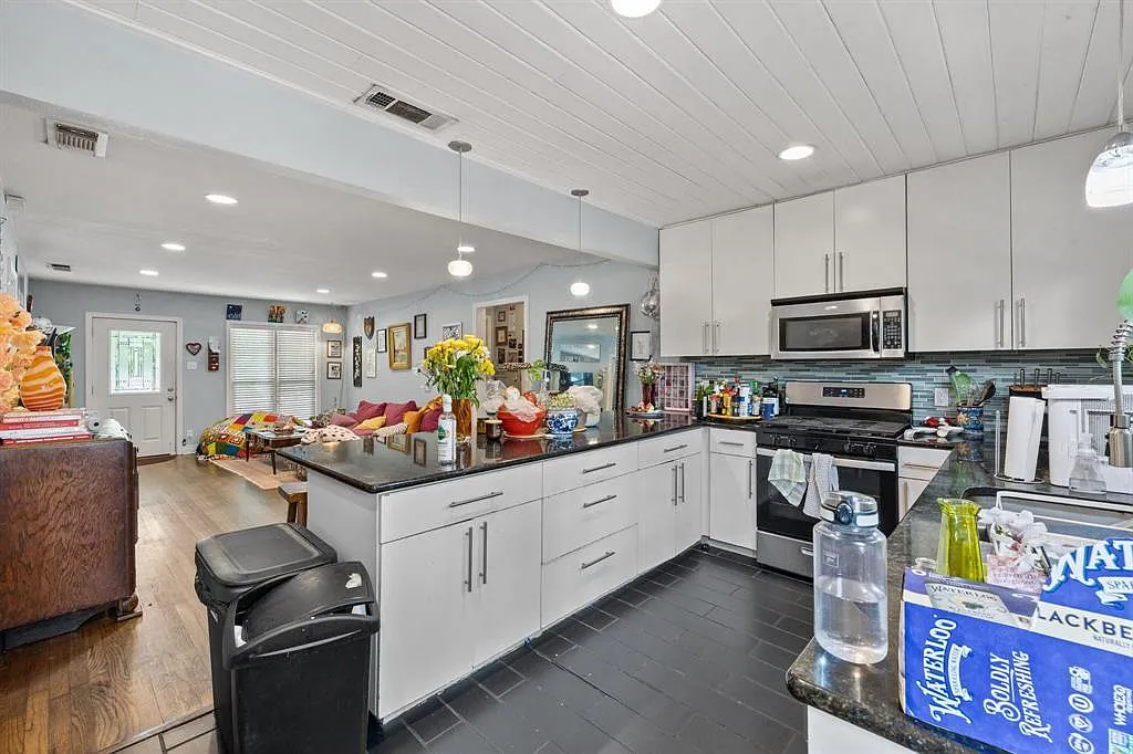 4 bed, 2.0 bath, 1500 sqft, $5,200 — Photo 3