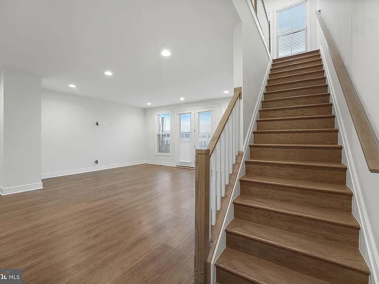43421 Farringdon Sq — Photo 31