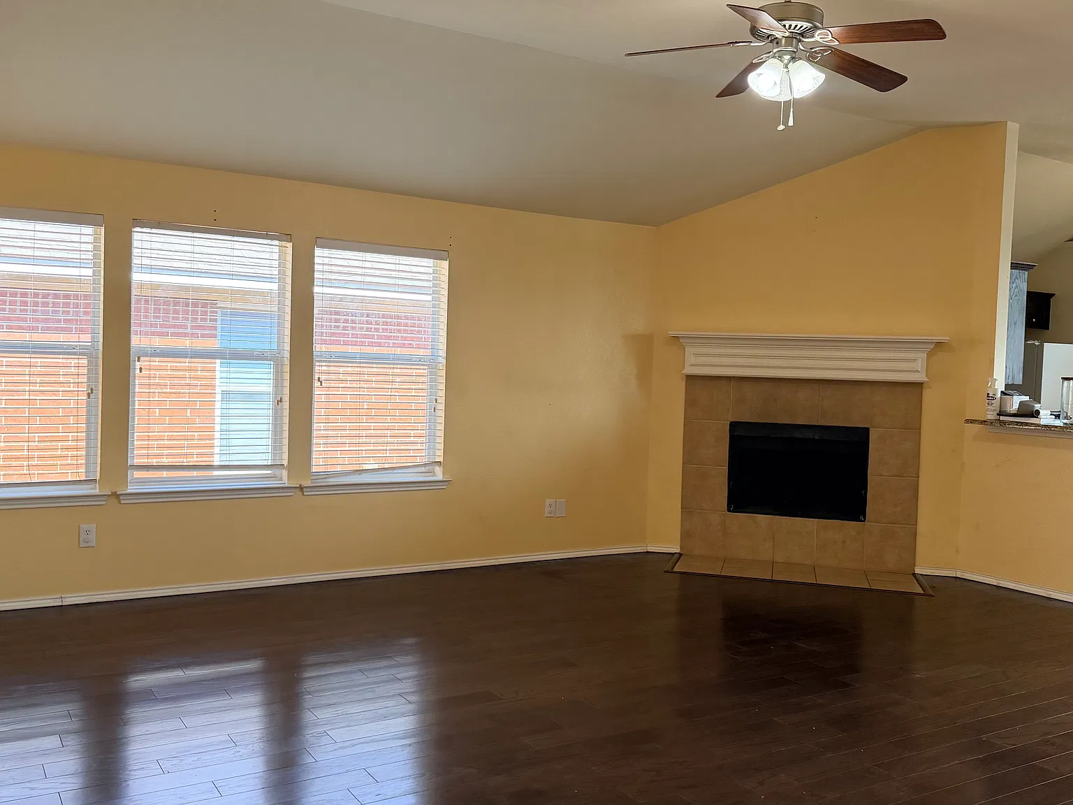 3 bed, 1718 sqft, $2,300 — Photo 3