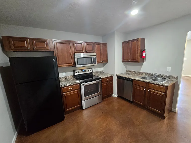 1423 McLain St #13 — Photo 2