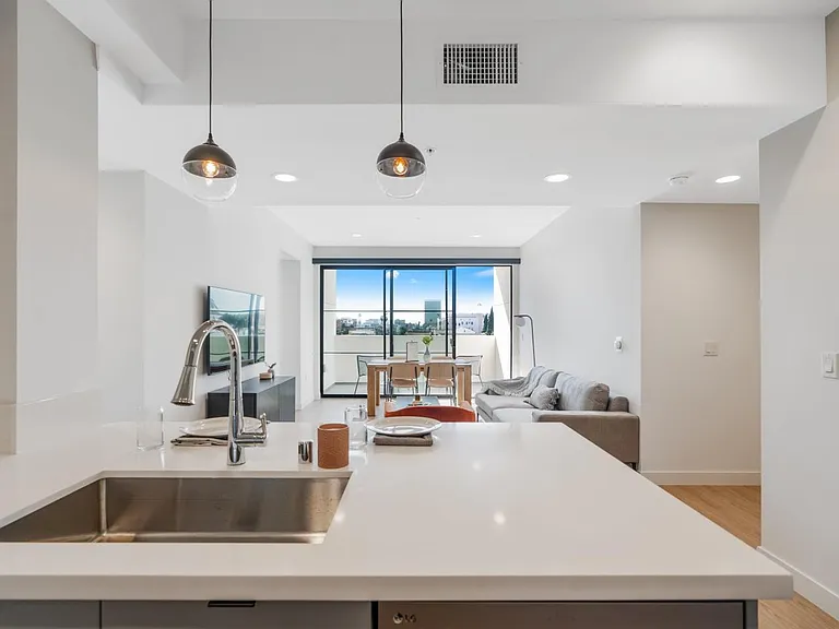 426 N Alexandria Ave — Photo 4