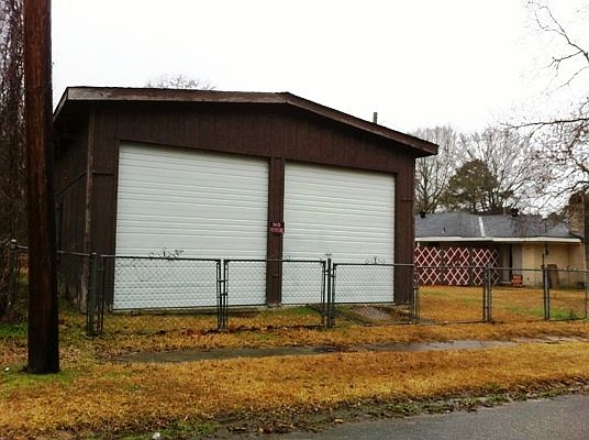 2nd image of 121 Nelda Dr