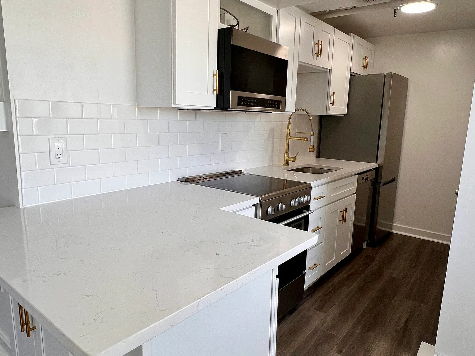 2 bed, 725 sqft, $2,350 — Photo 2