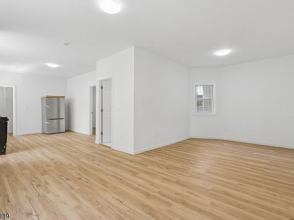 4th image of 55 Hawkins St