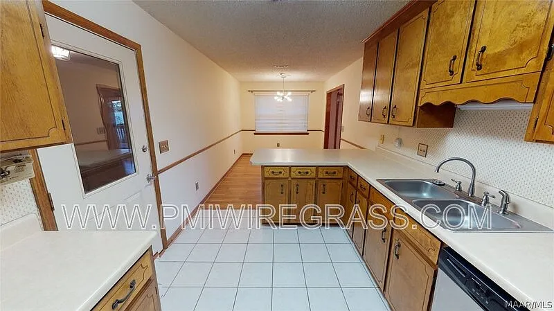 3 bed, 2.0 bath, 1180 sqft, $1,550 — Photo 4