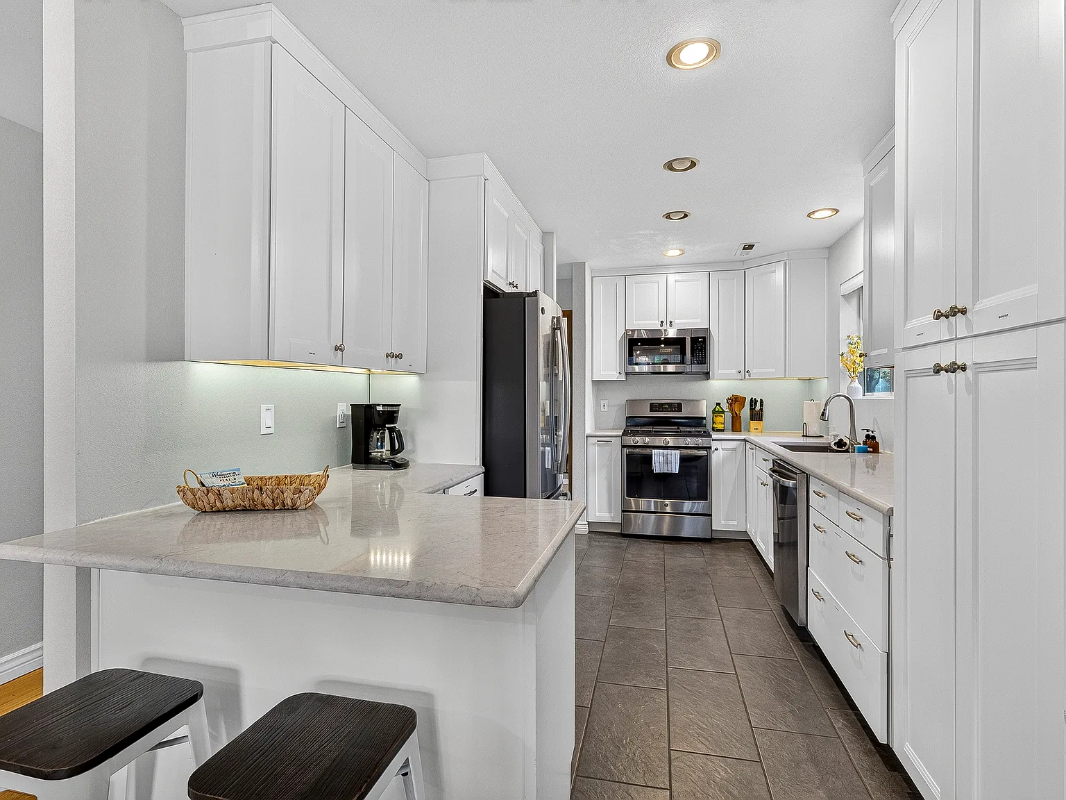 4 bed, 2.5 bath, 2118 sqft, $4,300 — Photo 3