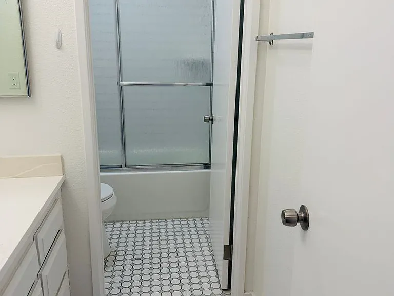 302 - 10331 Downey Avenue — Photo 13