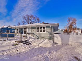 2206 8th Ave N, Grand Forks, ND 58203