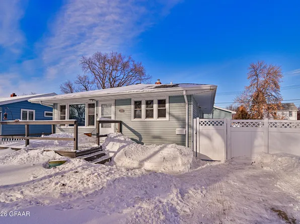 2206 8th Ave N, Grand Forks, ND 58203