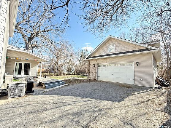 3rd image of 408 Assiniboia St