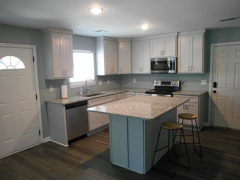 707 Holland Ave — Photo 2