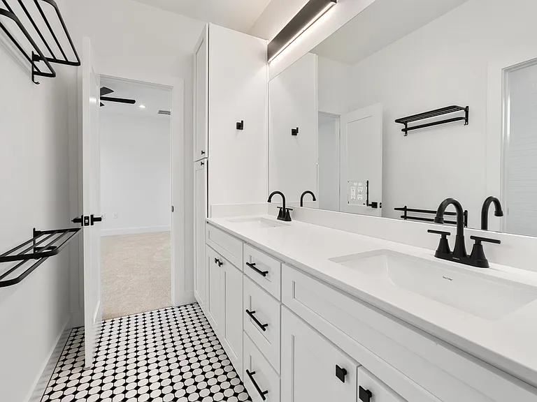 1500 Sylvan Glade Rd — Photo 11