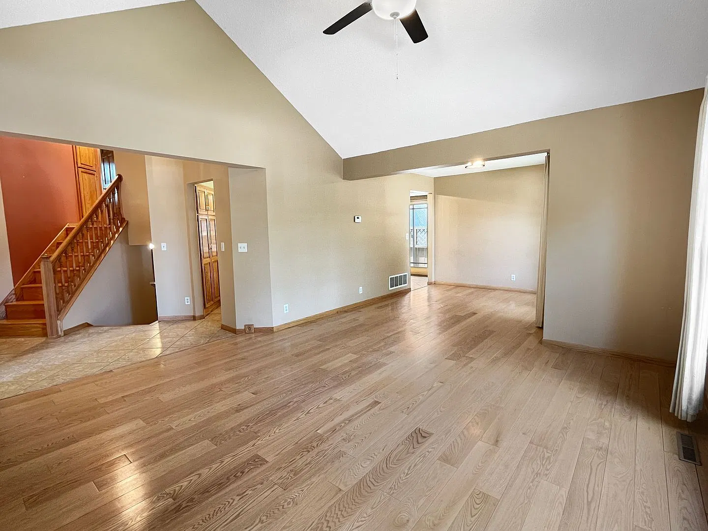 2 bed, 2.0 bath, 2200 sqft, $2,520 — Photo 4
