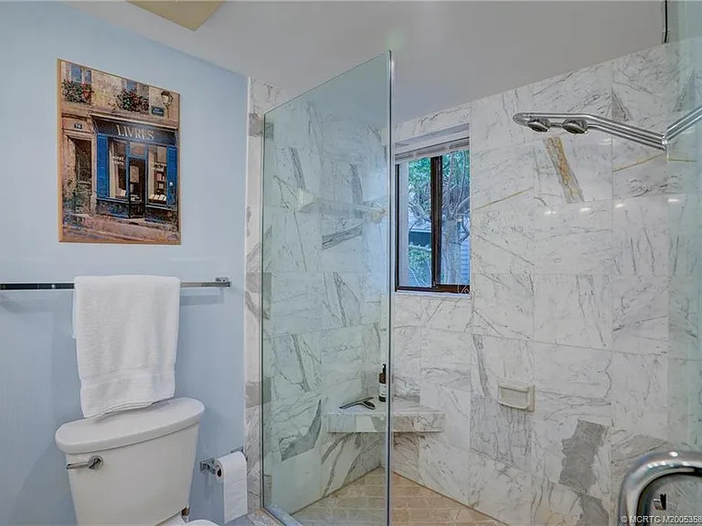 233 NE Edgewater Dr #204 — Photo 34