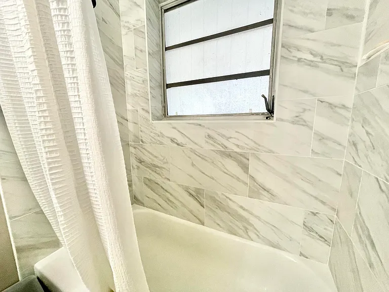 5630 Hollywood Blvd — Photo 10