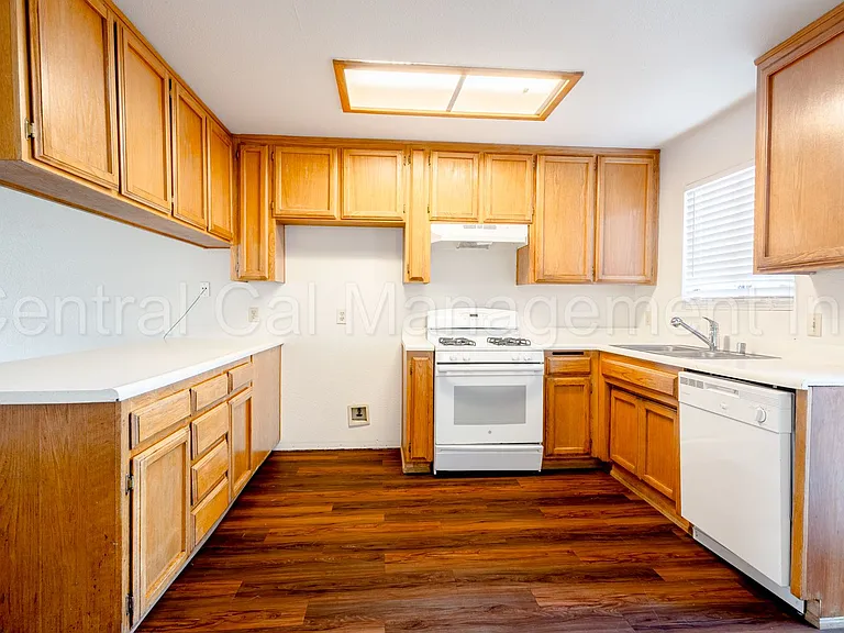 8400 Laborough Dr — Photo 7