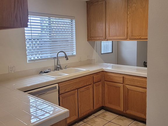 Kitchen w/Dishwasher and gas range
