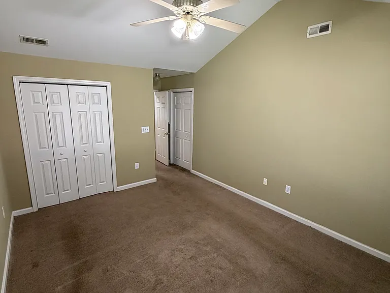 334 W Pointe Dr — Photo 14
