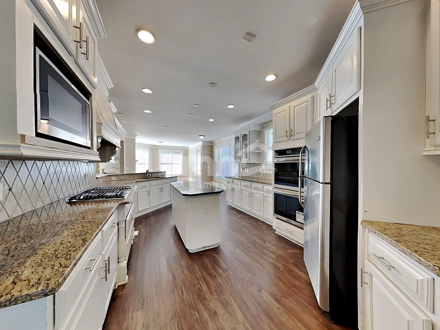5 bed, 3.5 bath, 4437 sqft, $3,950 — Photo 3
