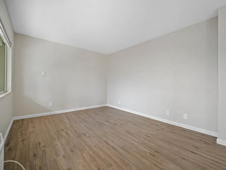 228 Stewart — Photo 6