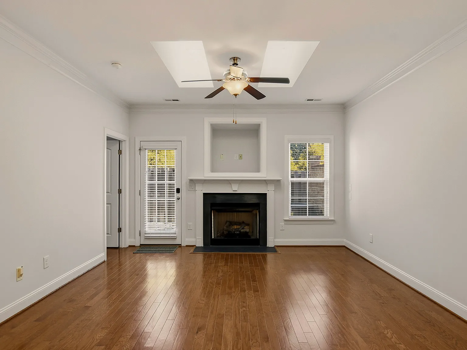 3 bed, 2055 sqft, $2,200 — Photo 2