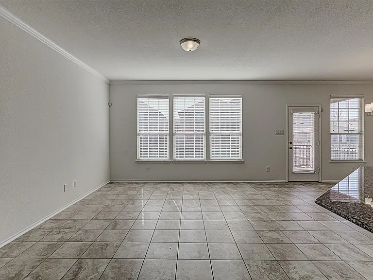339 Alamosa Dr — Photo 9