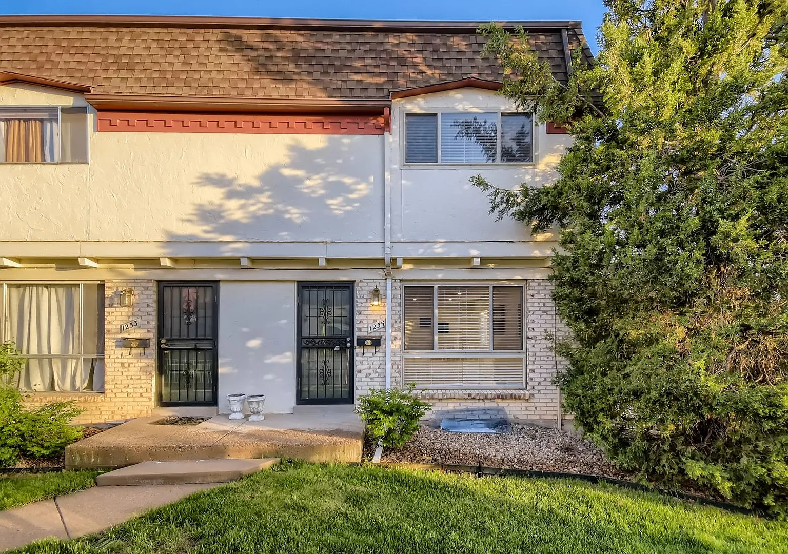 Beautiful End Unit Townhome Close to Cherry Creek Trail — Photo 1