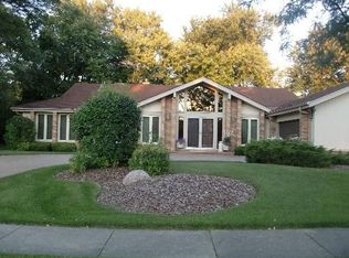 1345 Sunburst Ln, Northbrook, IL 60062