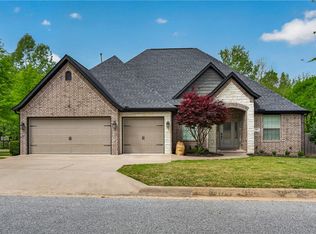 1801 N Candleshoe Dr, Fayetteville, AR 72701