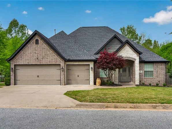 1801 N Candleshoe Dr, Fayetteville, AR 72701