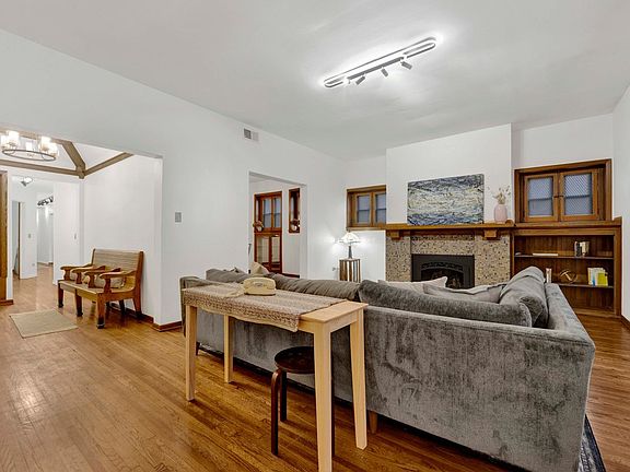 4th image of 714 W Sheridan Rd APT 1E