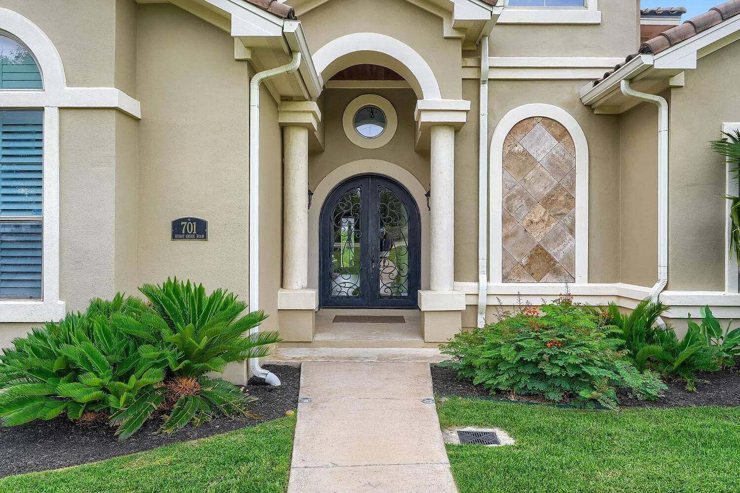 5 bed, 4.0 bath, 4389 sqft, $7,500 — Photo 3