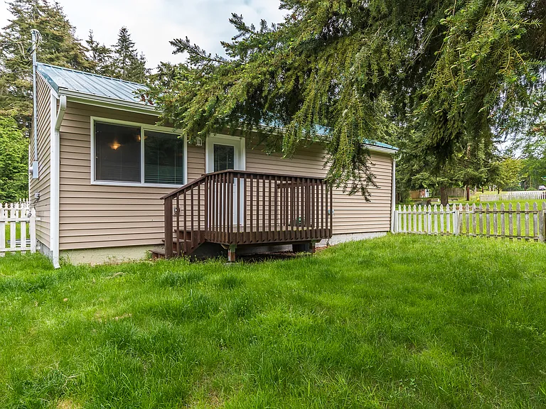 Recently Updated 2-bedroom Cottage — Photo 10