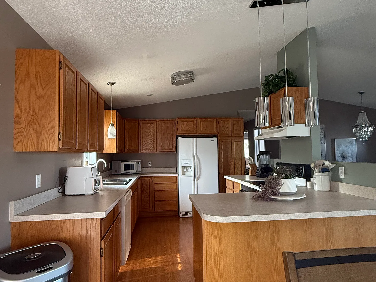 3 bed, 2.5 bath, 1975 sqft, $1,950 — Photo 3
