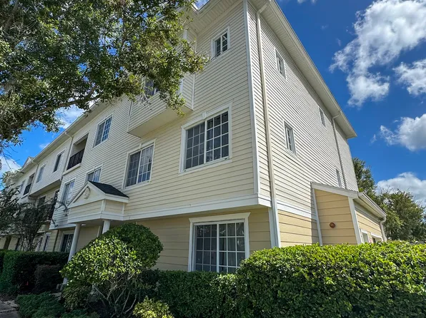 9862 W Park Village Dr, Tampa, FL 33626