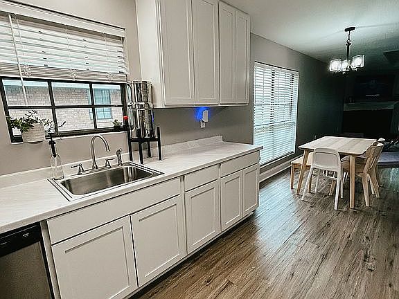 3rd image of 607 Holiday Dr