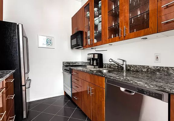 3rd image of 20 E 9th St #14R