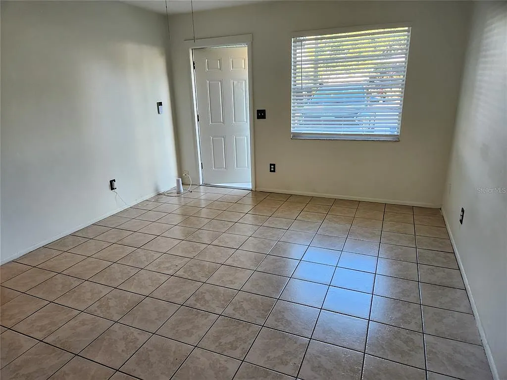 3 bed, 2.0 bath, 972 sqft, $1,895 — Photo 3