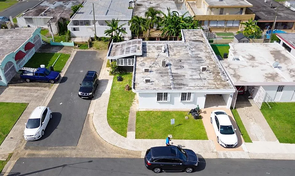 Calle 12 Flamboyan Gardens
