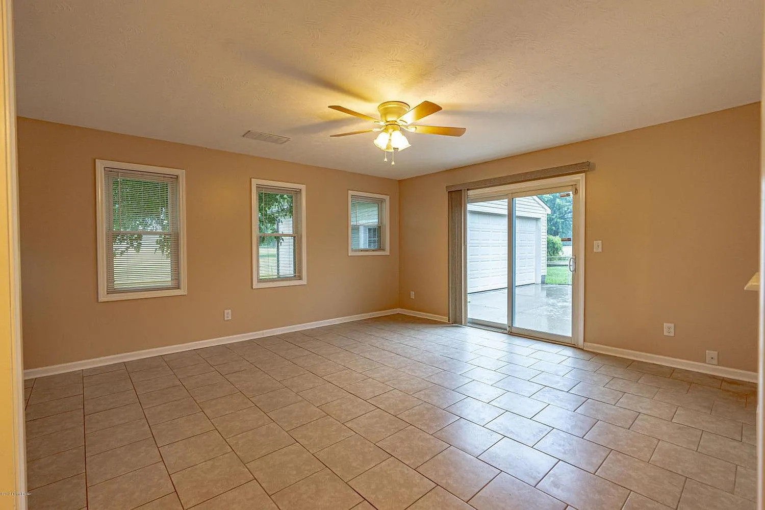 3 bed, 1.5 bath, 1544 sqft, $1,650 — Photo 2