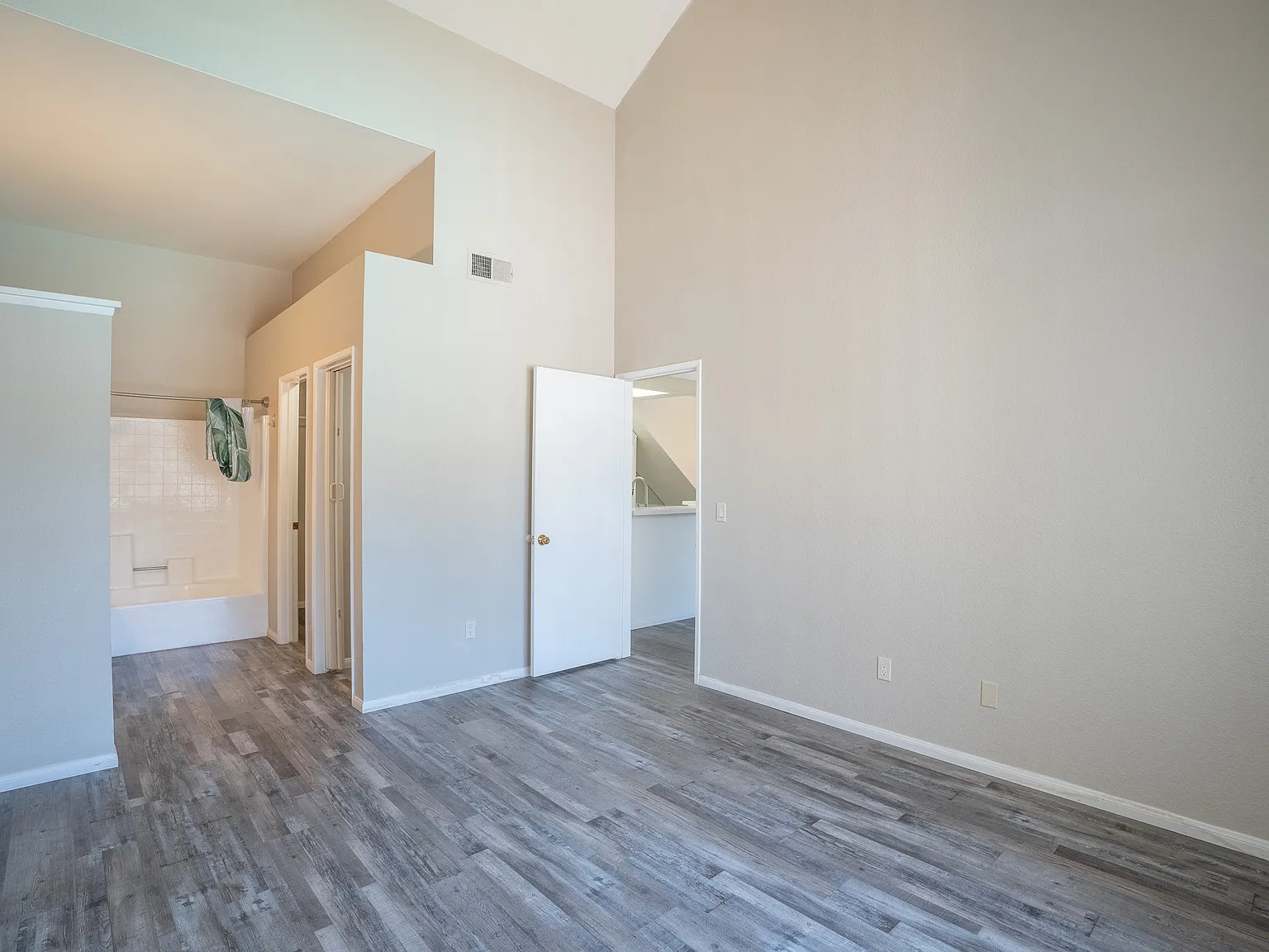3 bed, 1110 sqft, $3,000 — Photo 3