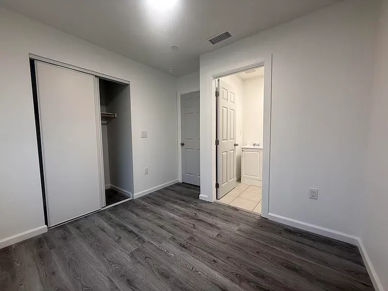 4220 Kenwood Ave — Photo 6