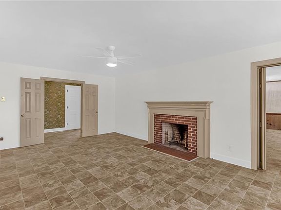 4th image of 875 Bonanza Dr