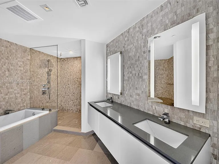 68 SE 6th St #3311 — Photo 10