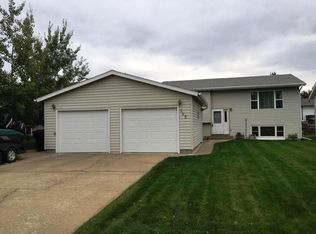 945 25th St W, Dickinson, ND 58601
