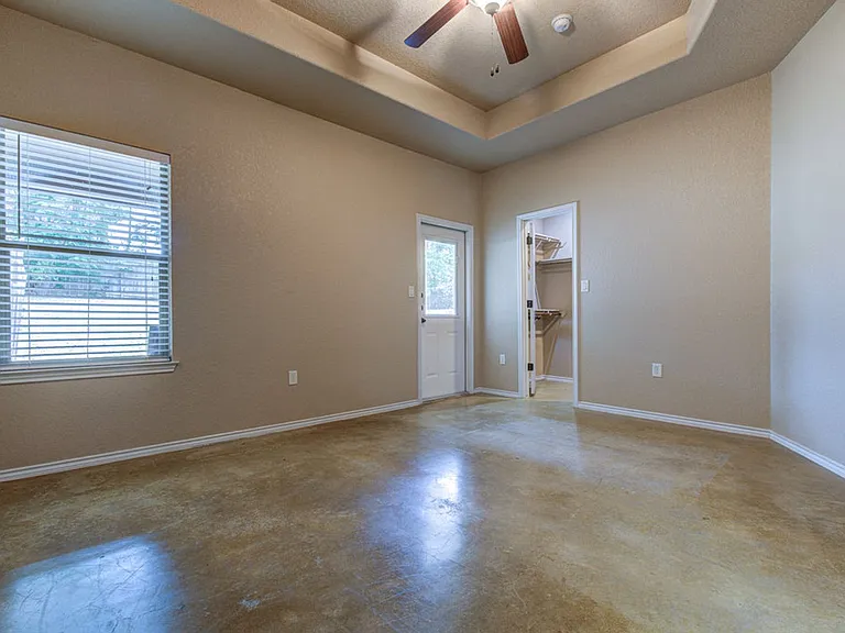 1042 Carolyn Cv — Photo 2