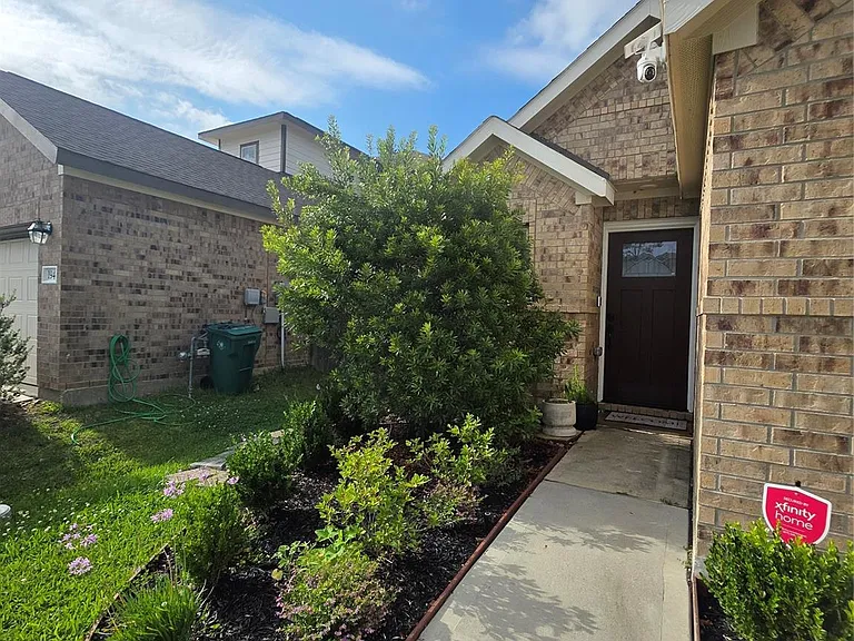 1942 Barrett Gables Dr — Photo 1